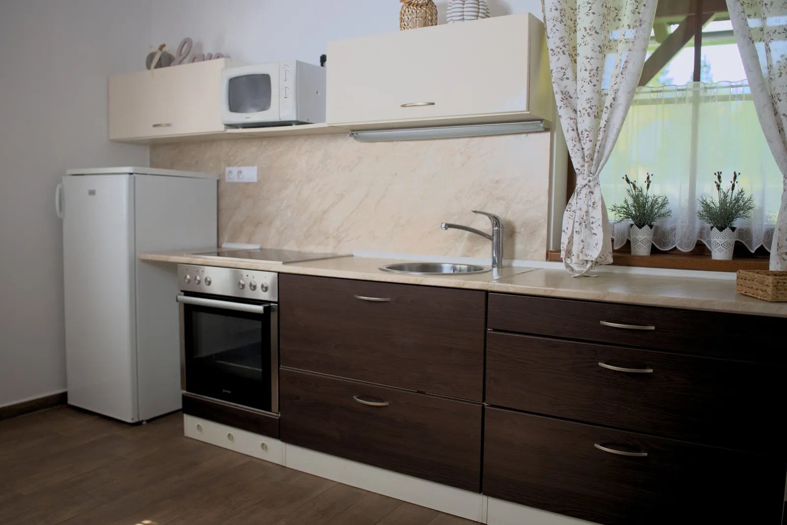 Kuchyňský kout Apartmánu 1 s troubou a lednicí