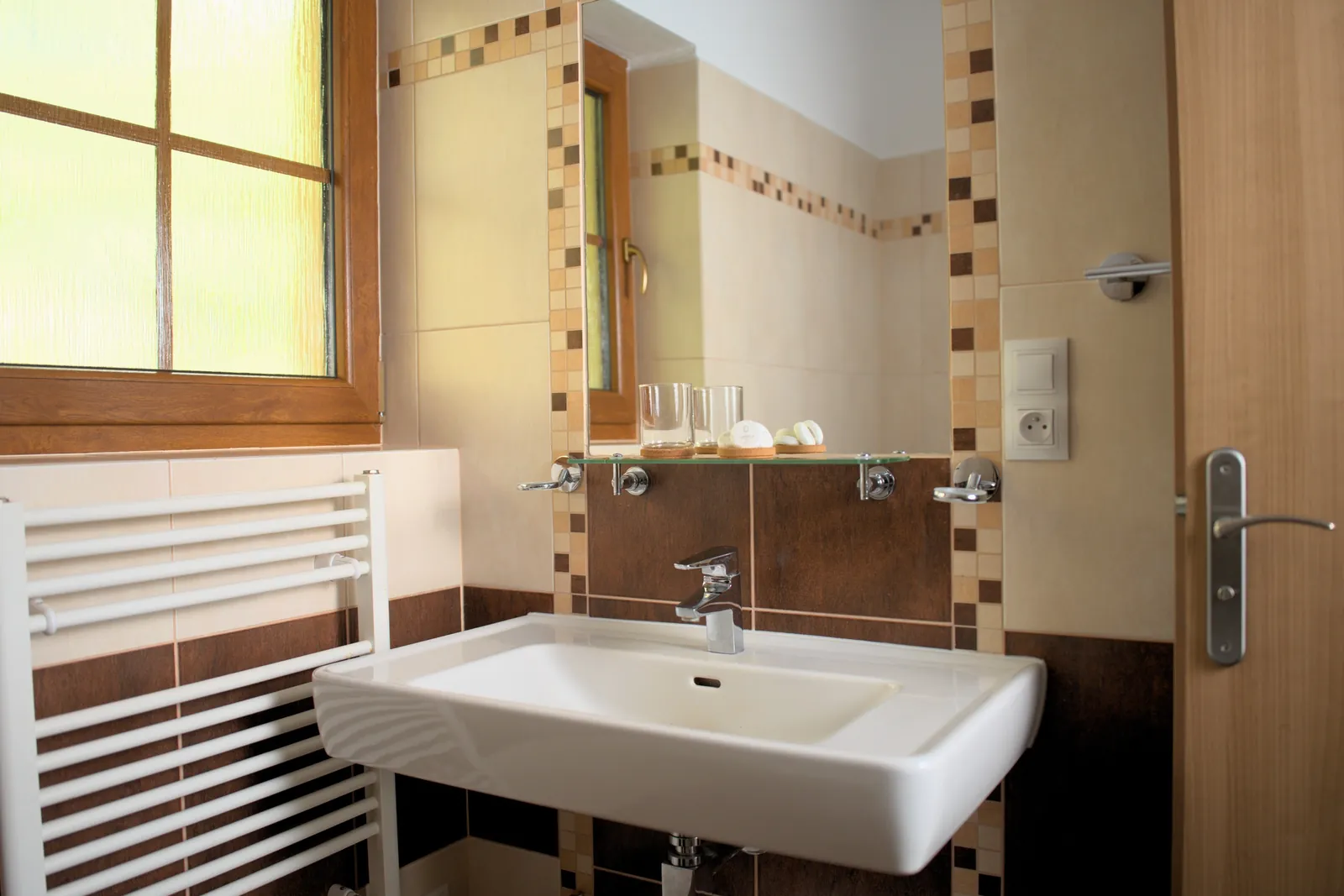 Umyvadlo pod oknem v koupelně Apartmánu 1