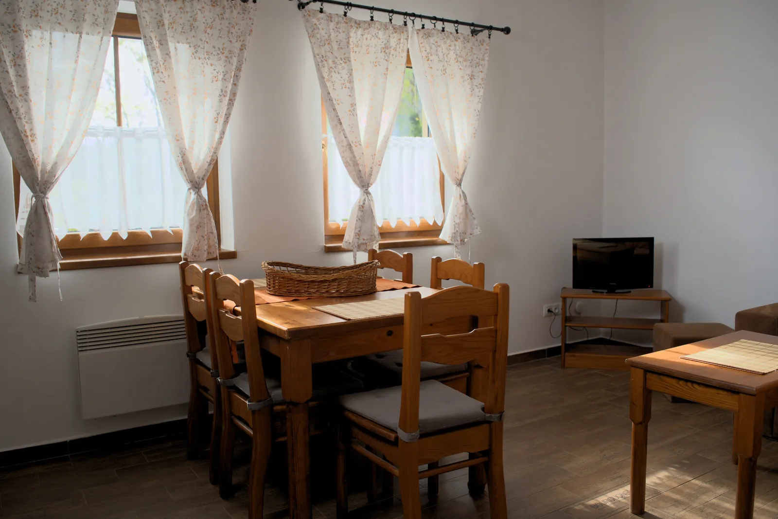 Jídelní stůl u oken a obývací kout Apartmánu 2