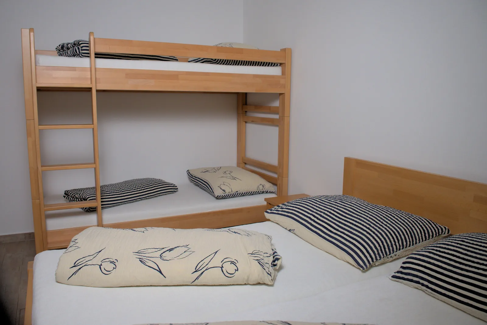 Patrová postel a manželská postel v Apartmánu 2