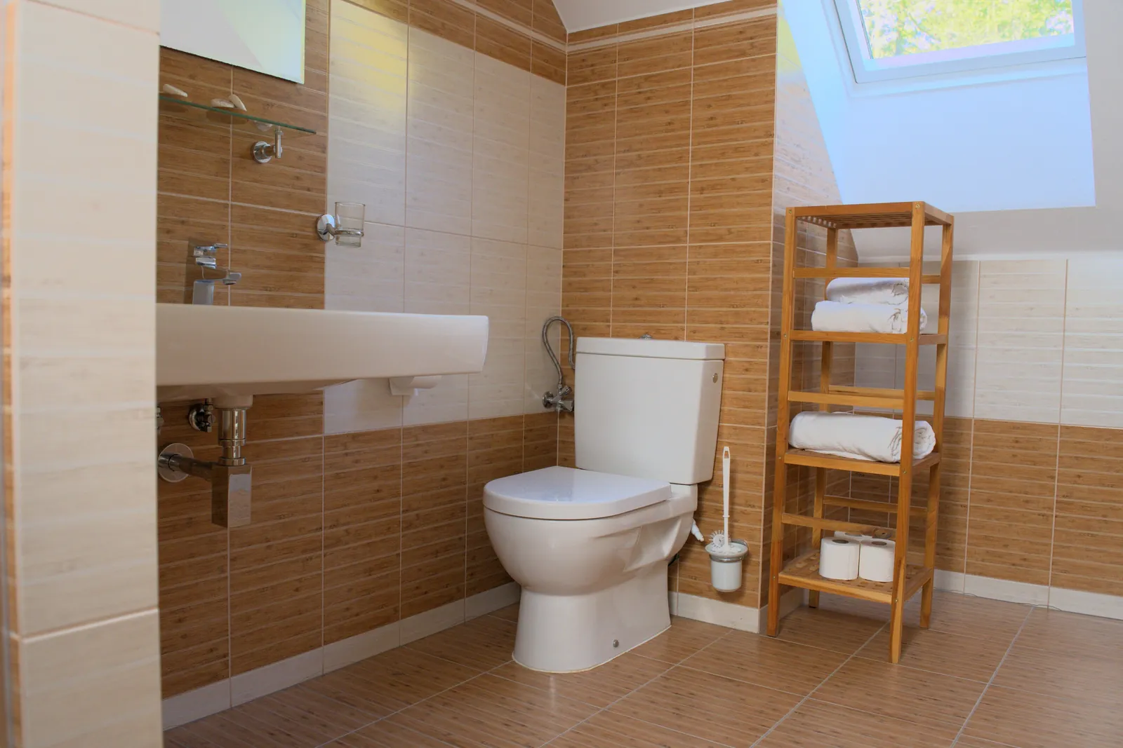 Koupelna Apartmánu 3 s umyvadlem, WC a střešním oknem