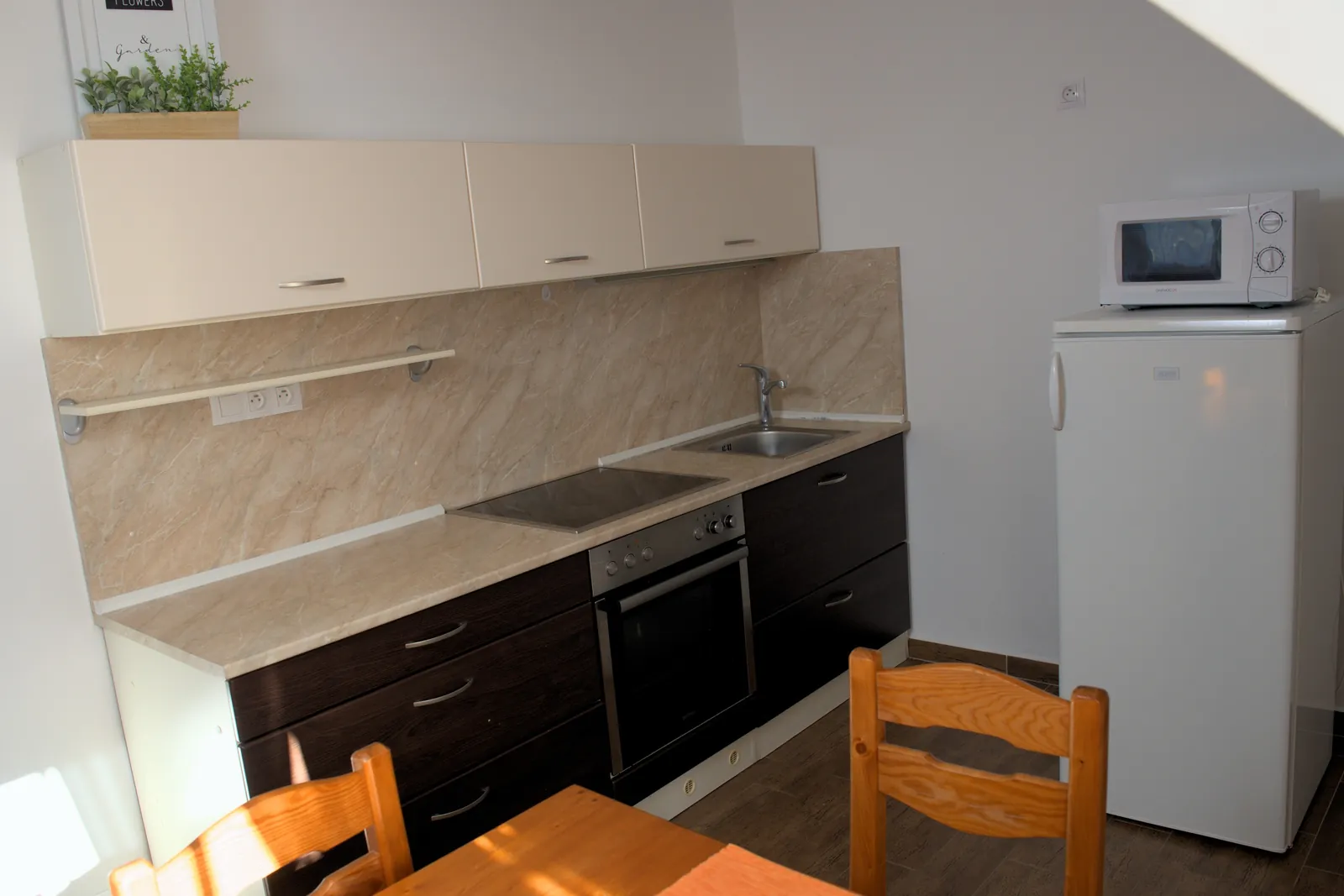 Kuchyňská linka s troubou a lednicí v Apartmánu 3