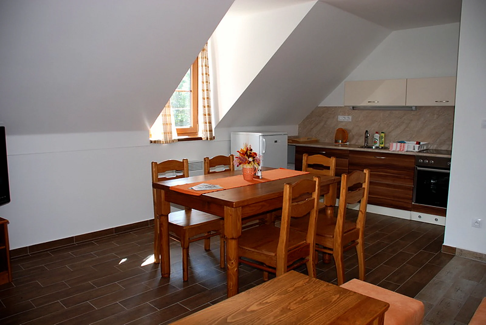 Kuchyňský kout a jídelna v podkrovním Apartmánu 4