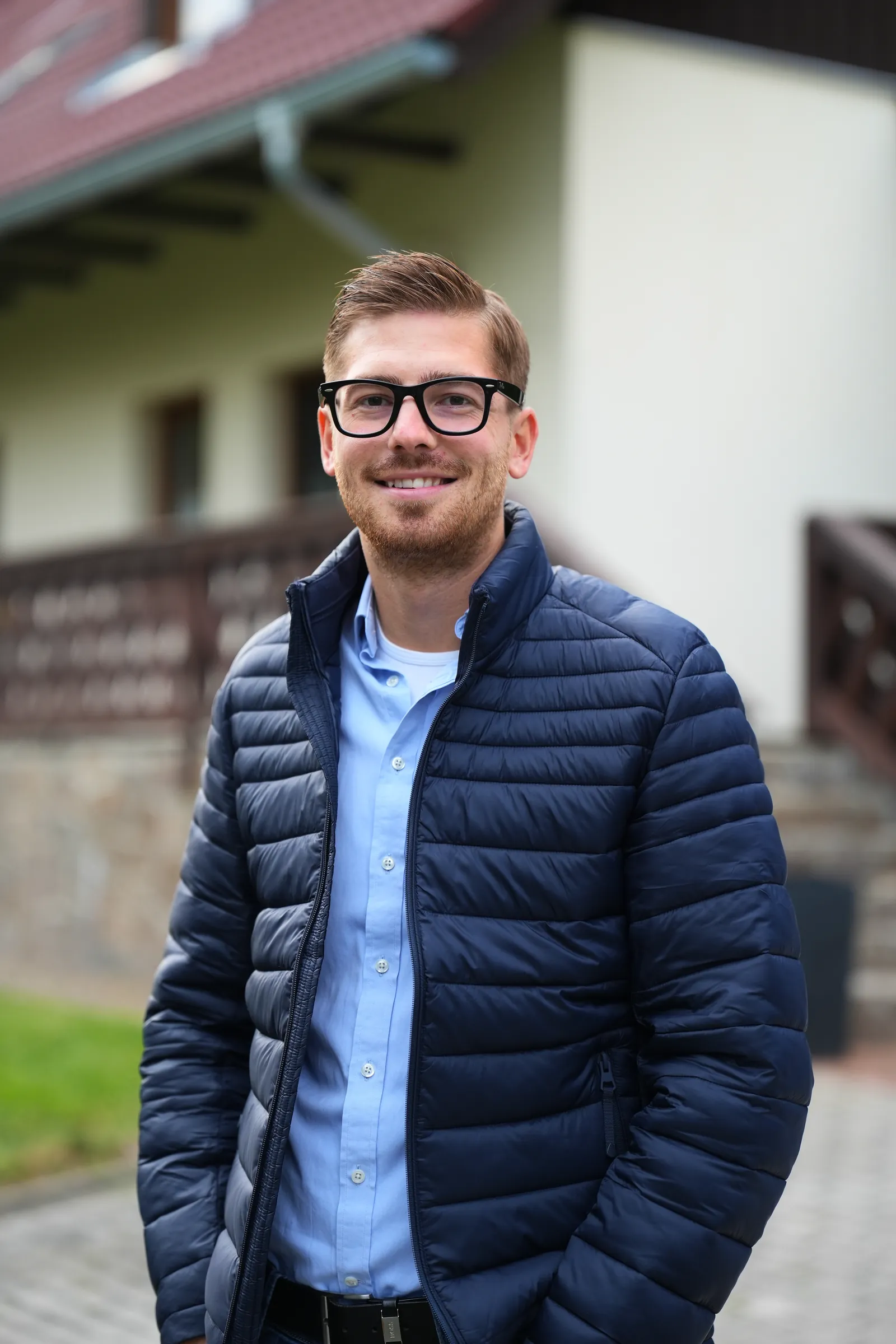 Daniel Honzík, hostitel, před domem