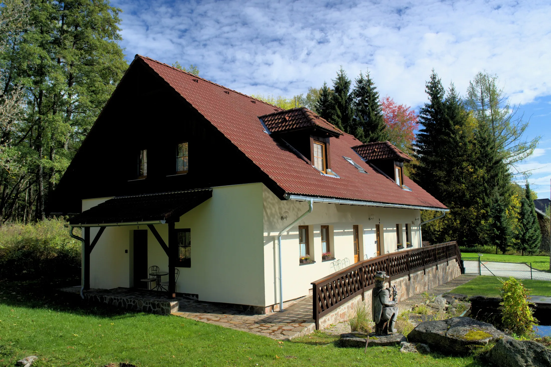 Apartmány České Žleby zvenku, dřevěná fasáda a dlouhá terasa