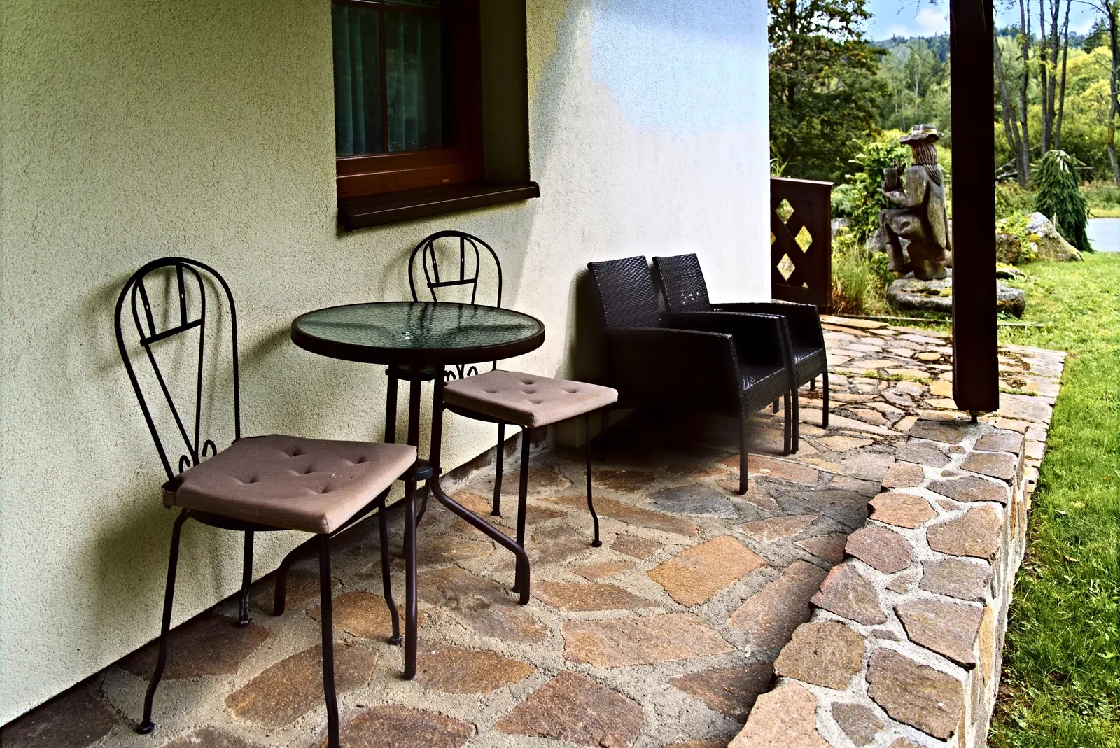Posezení na terase před apartmánem